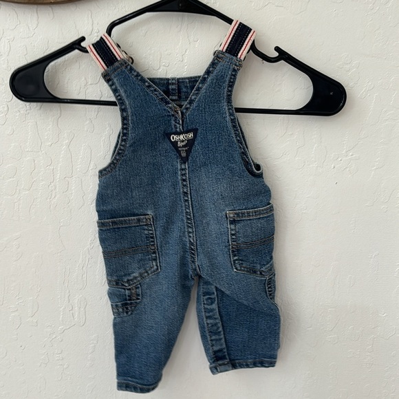 Oshkosh B’gosh 3 Month Gender Neutral Stretch Strap Leg Snap Denim Overall - Picture 5 of 6